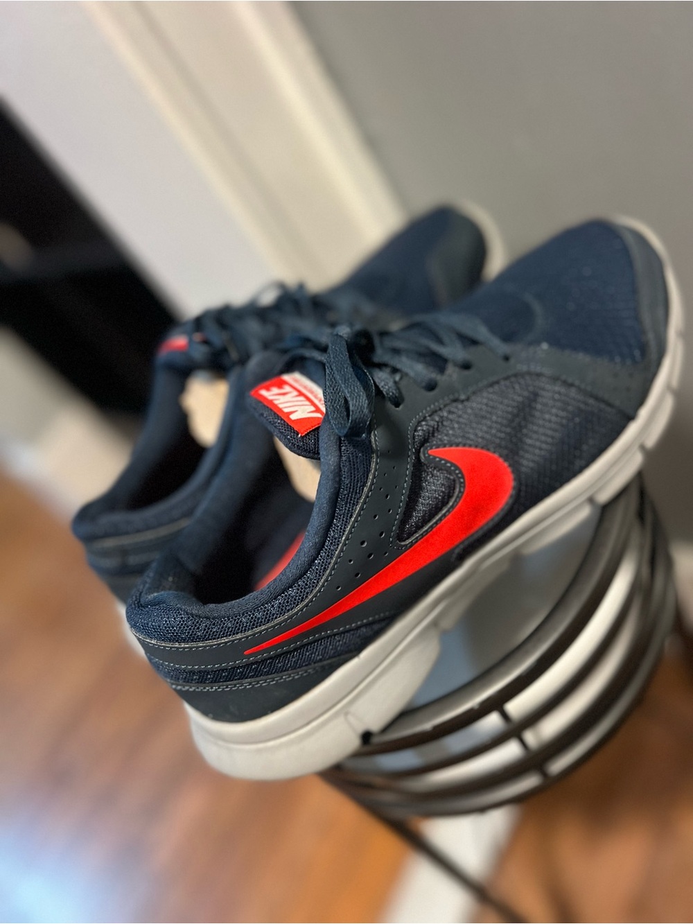 Nike Men’s size 10 Low Top Lace-Up Athletic Sneaker Navy/Red/White